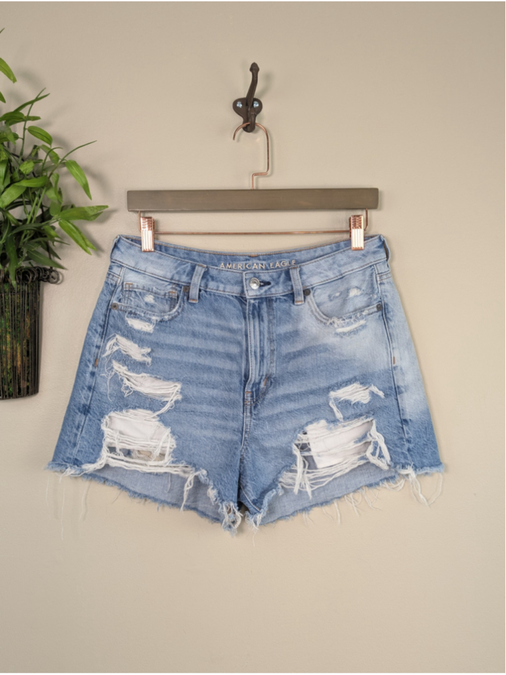 American Eagle 8 Mom Shorts High Rise Distressed Relaxed Fit Medium Wash 90s